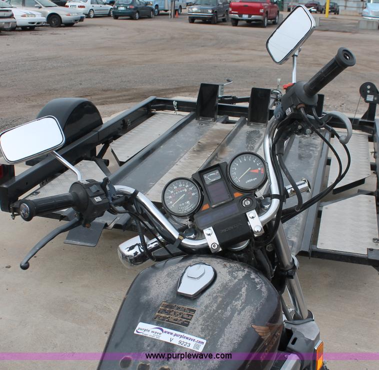 image for item V9223 1982 Honda VF750C motorcycle