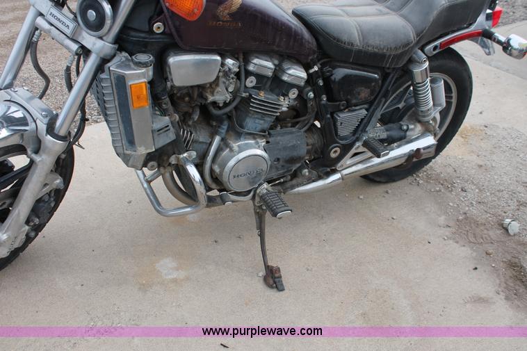 image for item V9223 1982 Honda VF750C motorcycle