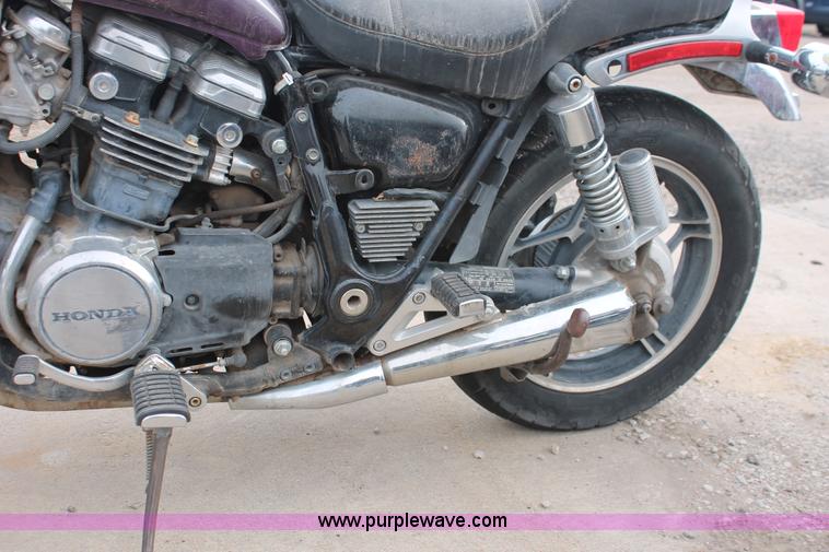 image for item V9223 1982 Honda VF750C motorcycle