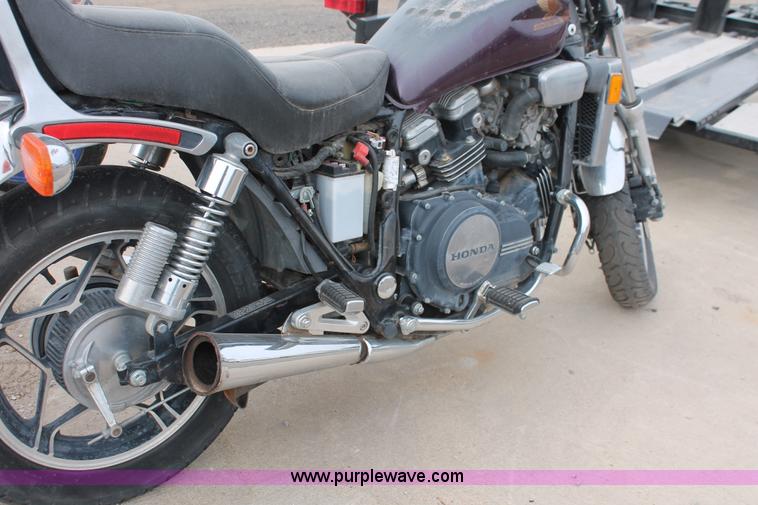 image for item V9223 1982 Honda VF750C motorcycle