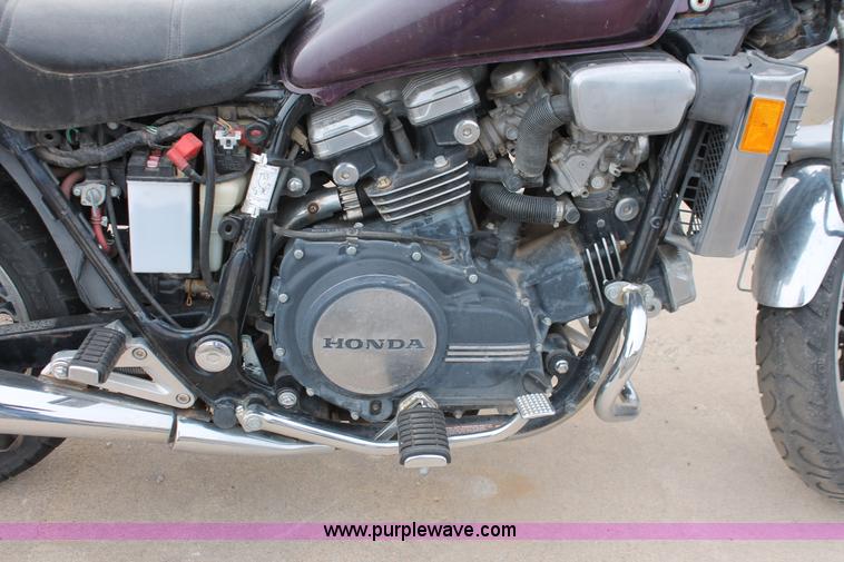 image for item V9223 1982 Honda VF750C motorcycle