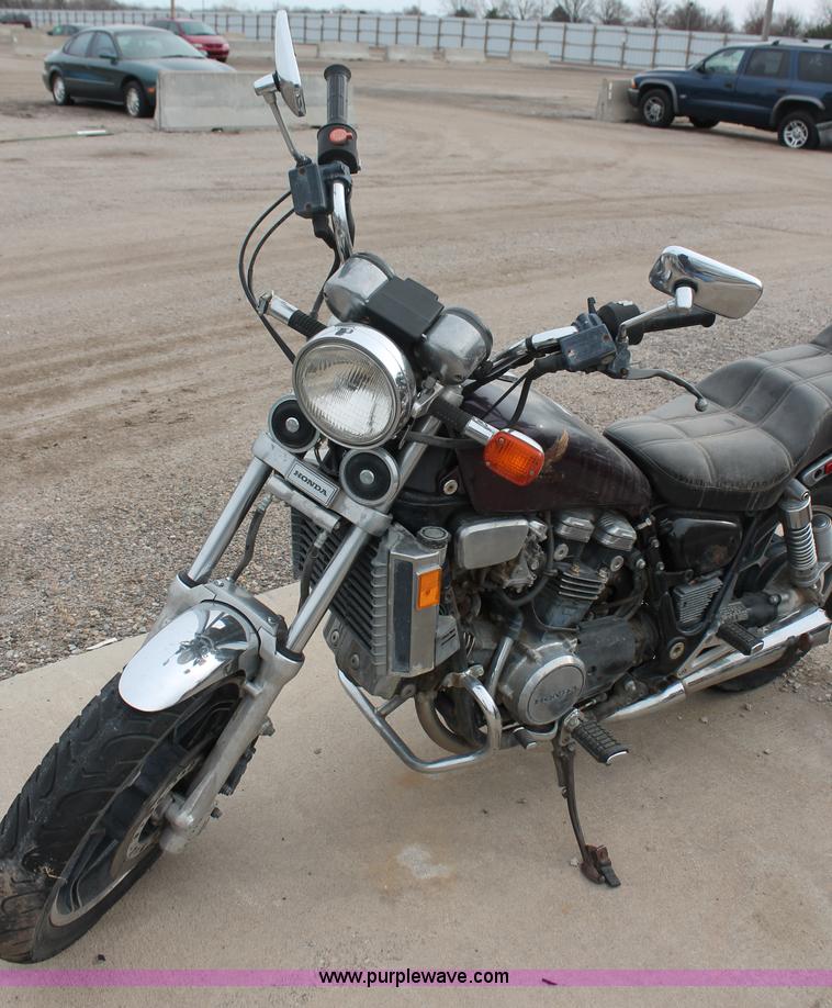 image for item V9223 1982 Honda VF750C motorcycle