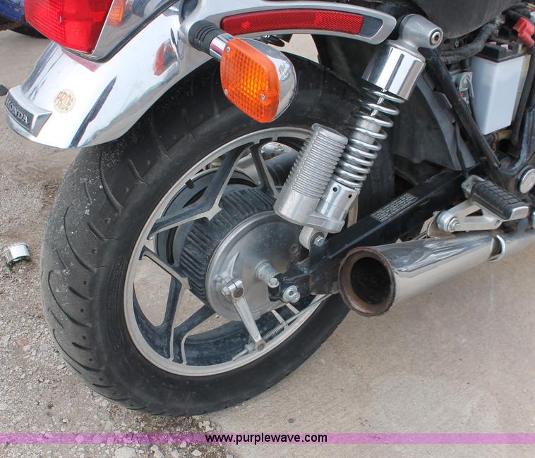 image for item V9223 1982 Honda VF750C motorcycle