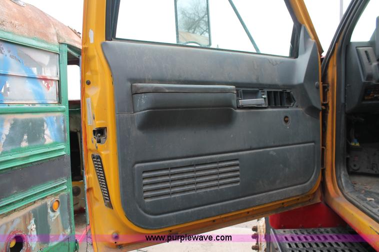 image for item V9225 1997 GMC C6500 box truck