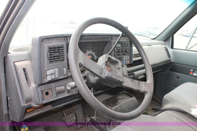 image for item V9225 1997 GMC C6500 box truck