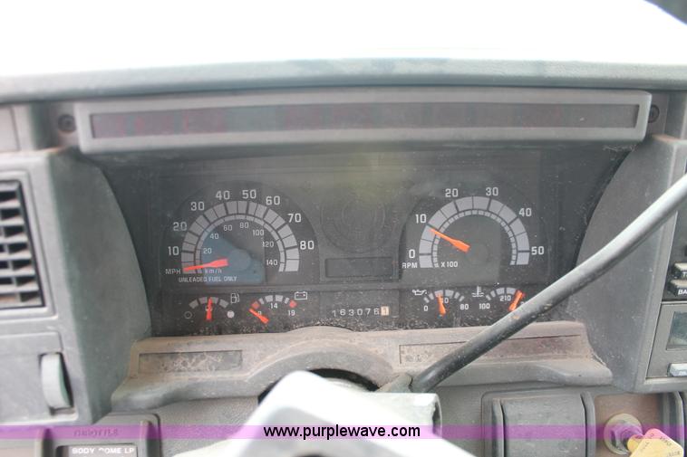 image for item V9225 1997 GMC C6500 box truck