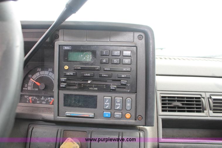 image for item V9225 1997 GMC C6500 box truck