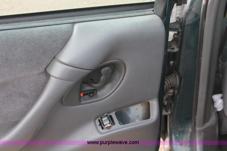 image for item V9231 1999 Pontiac Bonneville SE