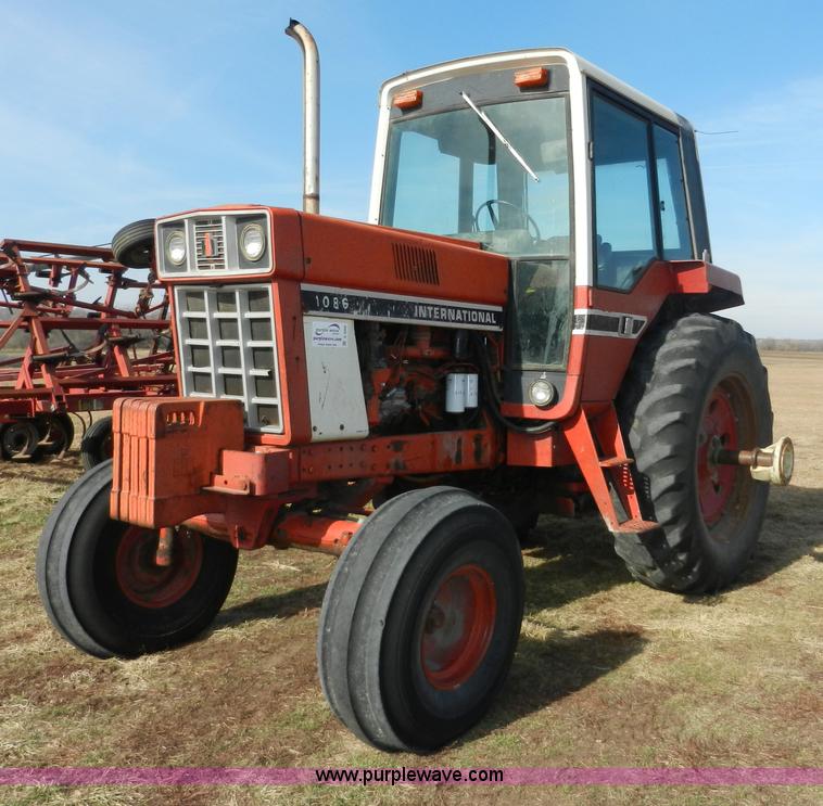 image for item A3898 1976 International 1086 tractor