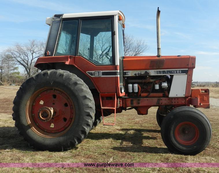 image for item A3898 1976 International 1086 tractor