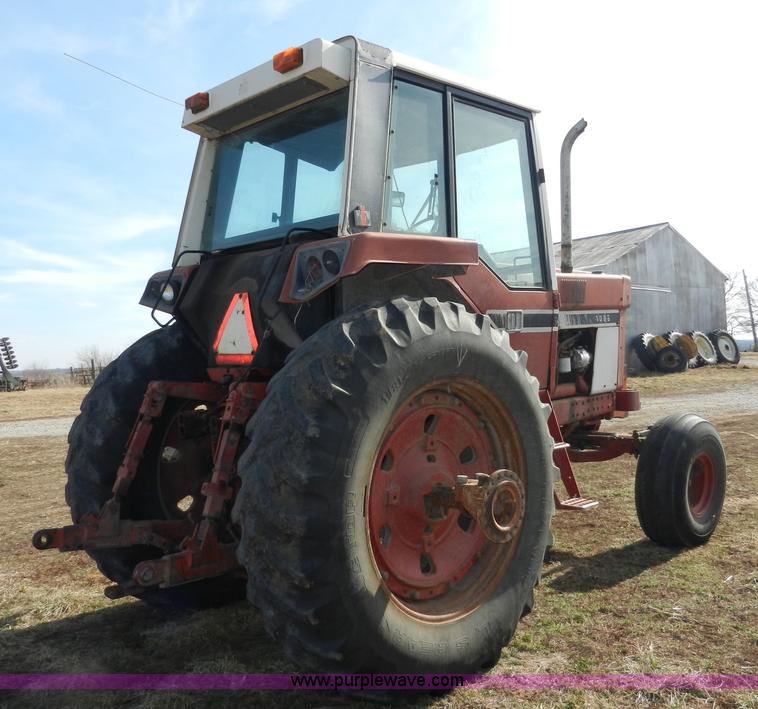 image for item A3898 1976 International 1086 tractor