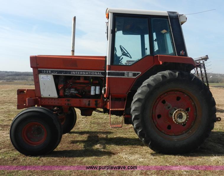 image for item A3898 1976 International 1086 tractor