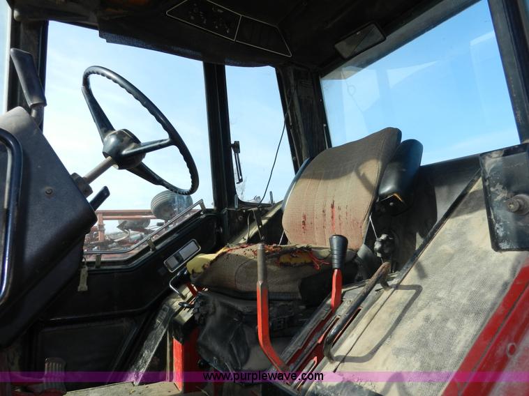 image for item A3898 1976 International 1086 tractor