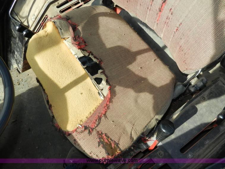 image for item A3898 1976 International 1086 tractor