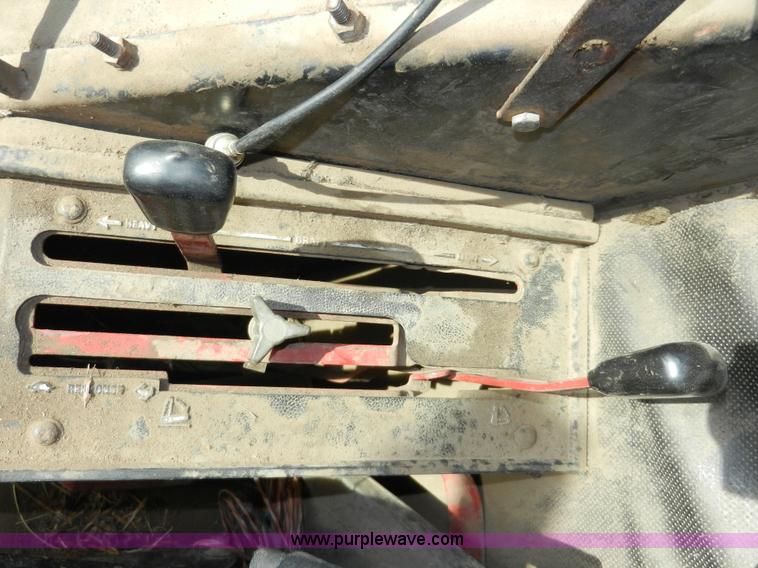 image for item A3898 1976 International 1086 tractor