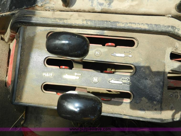 image for item A3898 1976 International 1086 tractor