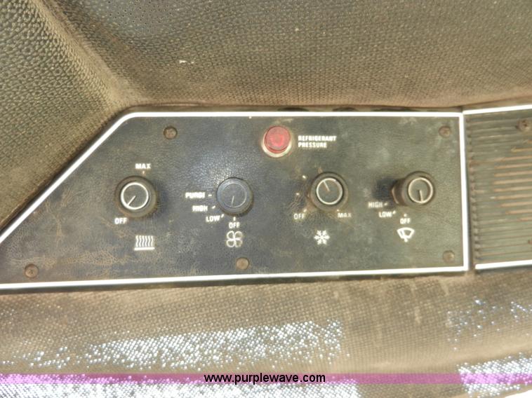 image for item A3898 1976 International 1086 tractor