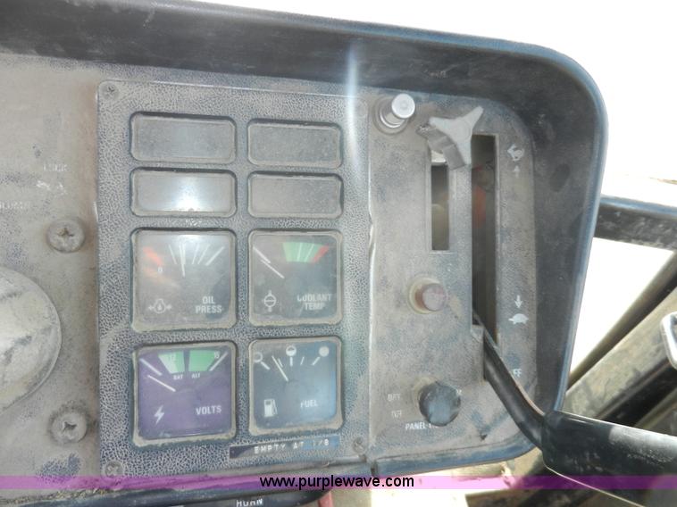 image for item A3898 1976 International 1086 tractor