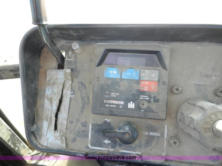 image for item A3898 1976 International 1086 tractor