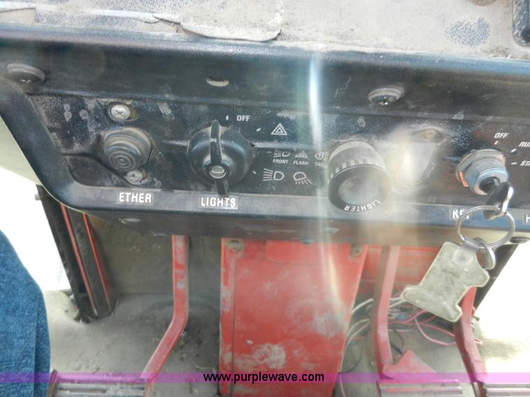 image for item A3898 1976 International 1086 tractor