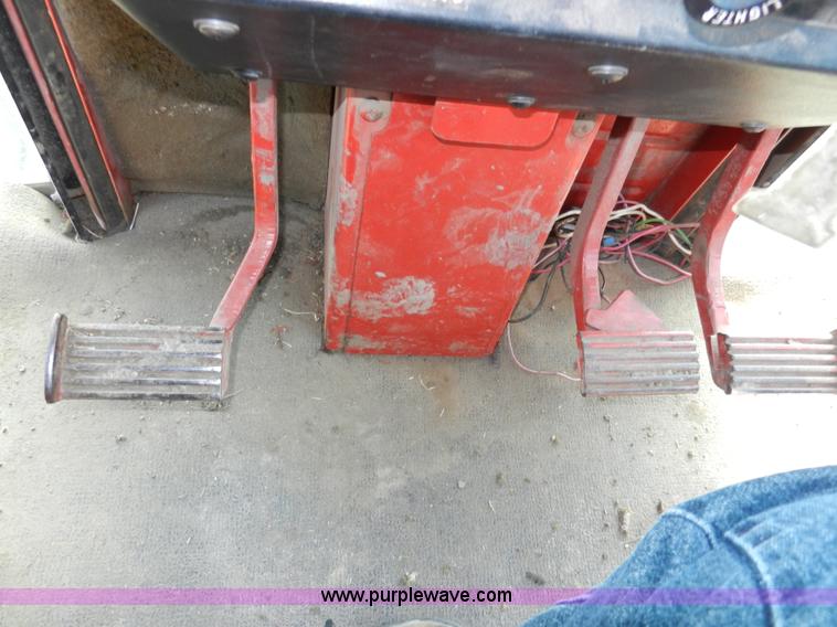 image for item A3898 1976 International 1086 tractor