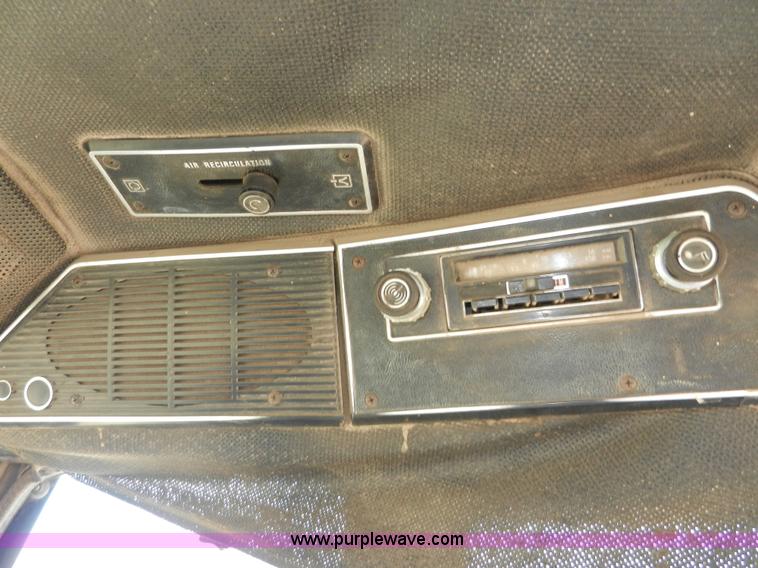 image for item A3898 1976 International 1086 tractor