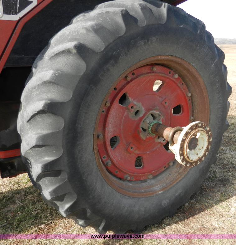 image for item A3898 1976 International 1086 tractor