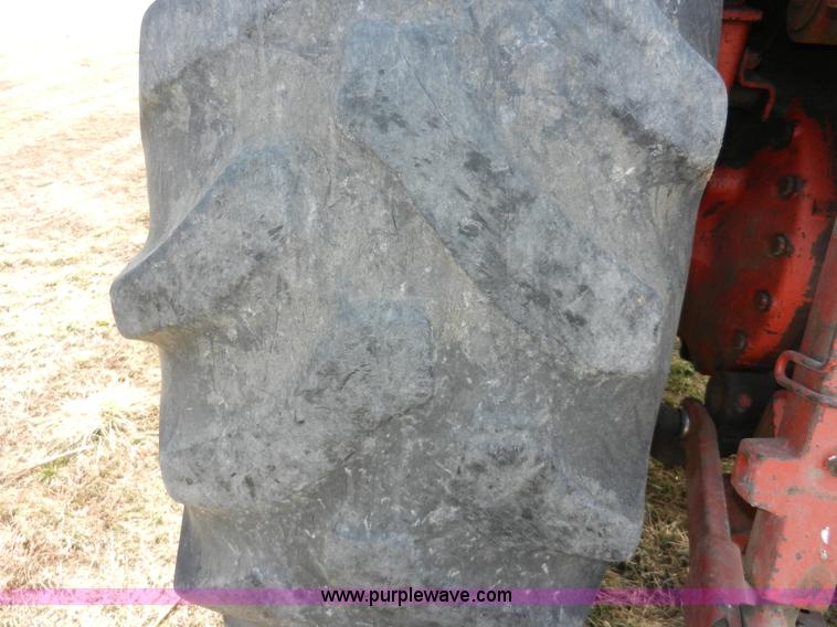 image for item A3898 1976 International 1086 tractor