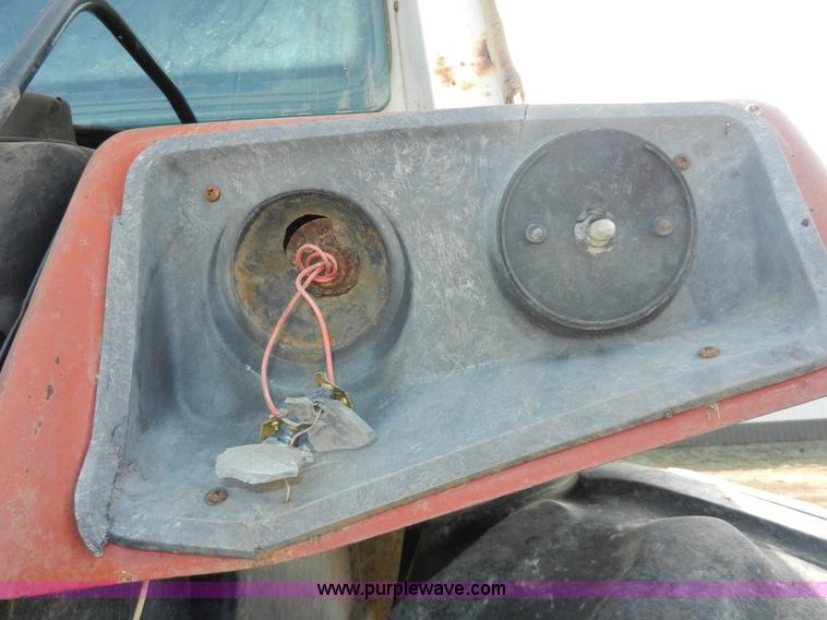 image for item A3898 1976 International 1086 tractor