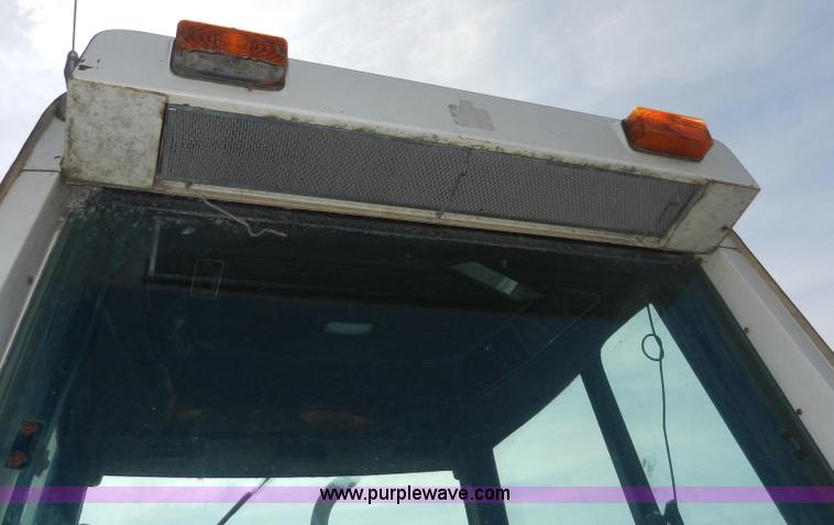 image for item A3898 1976 International 1086 tractor