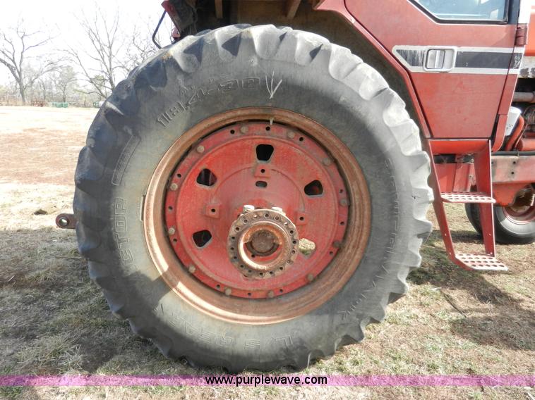 image for item A3898 1976 International 1086 tractor