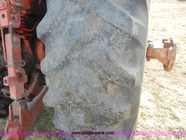 image for item A3898 1976 International 1086 tractor