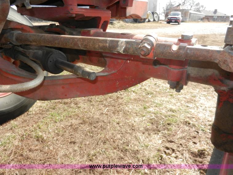 image for item A3898 1976 International 1086 tractor