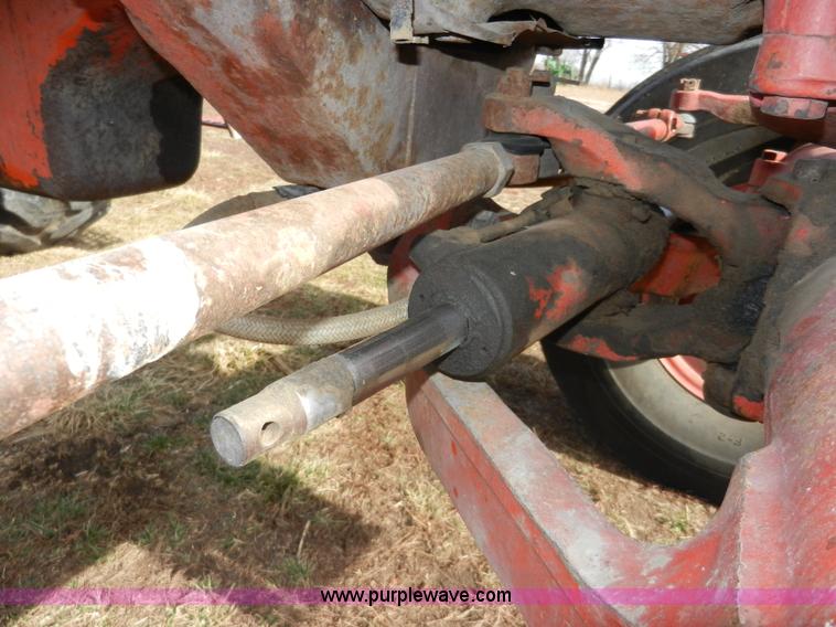 image for item A3898 1976 International 1086 tractor