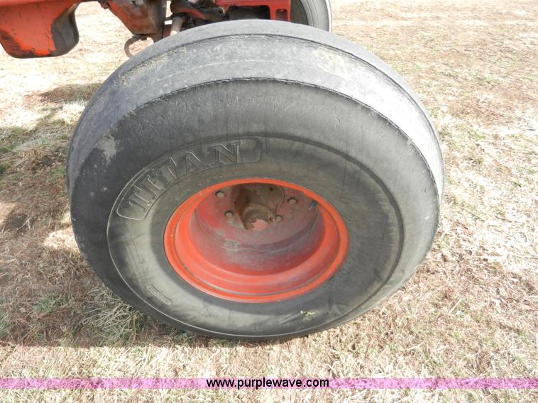 image for item A3898 1976 International 1086 tractor