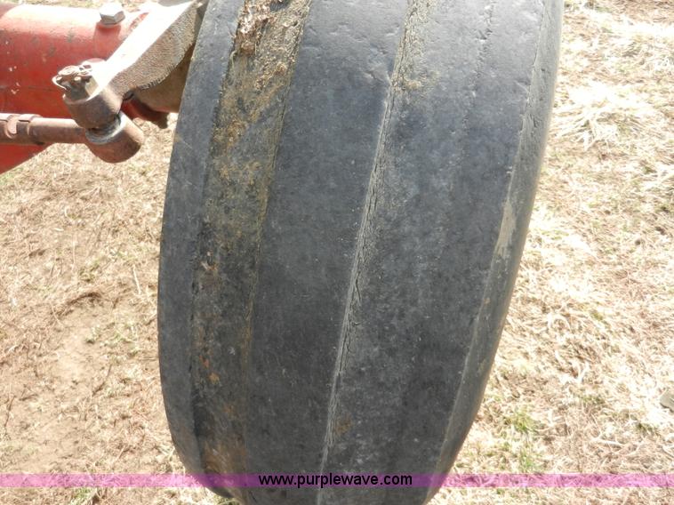 image for item A3898 1976 International 1086 tractor