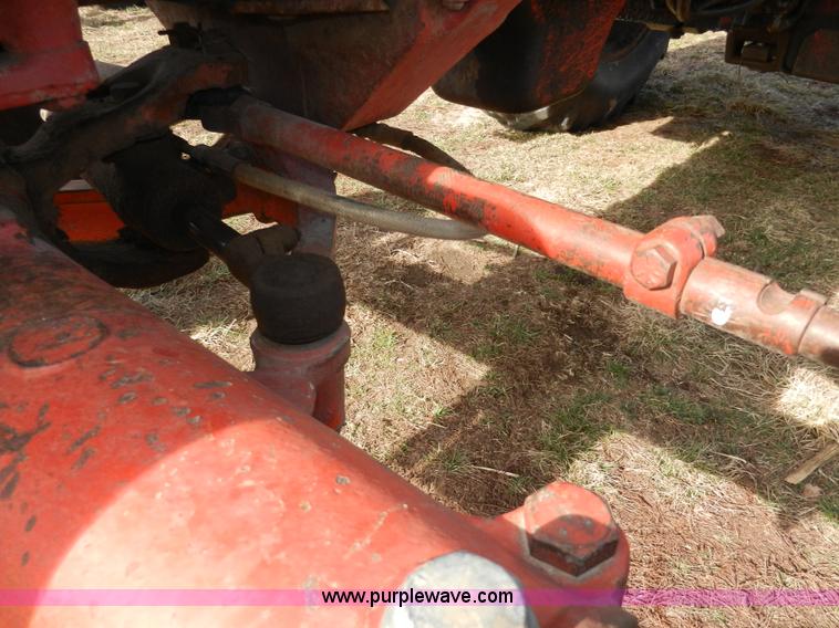 image for item A3898 1976 International 1086 tractor