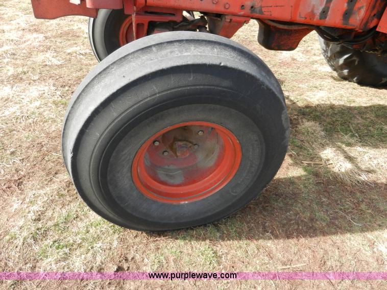 image for item A3898 1976 International 1086 tractor