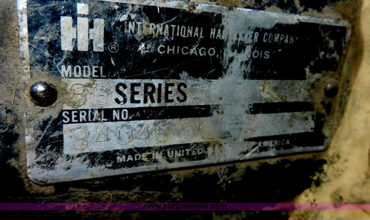 image for item A3898 1976 International 1086 tractor