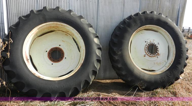 image for item A3898 1976 International 1086 tractor