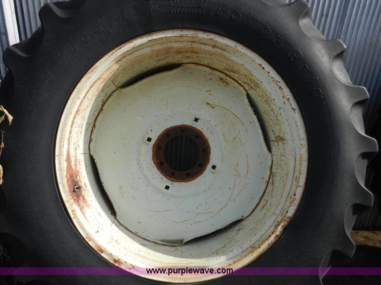 image for item A3898 1976 International 1086 tractor