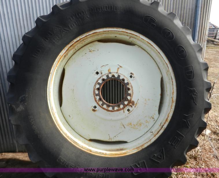 image for item A3898 1976 International 1086 tractor