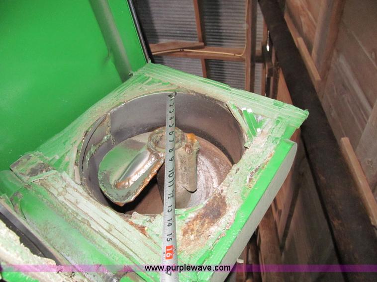 image for item D7143 Parker 450 grain cart