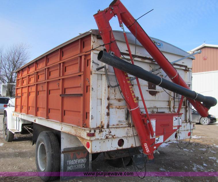 image for item D7147 1977 GMC 6500 grain truck