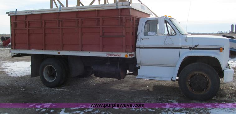image for item D7147 1977 GMC 6500 grain truck