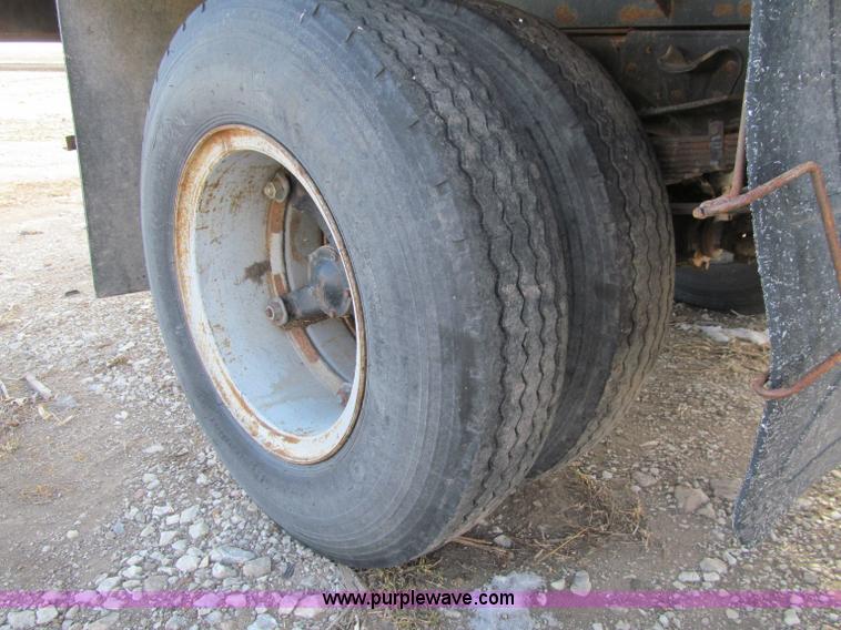 image for item D7147 1977 GMC 6500 grain truck