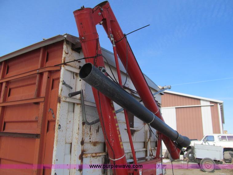 image for item D7147 1977 GMC 6500 grain truck