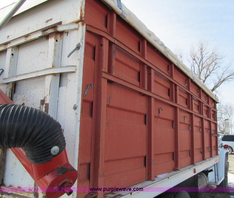 image for item D7147 1977 GMC 6500 grain truck