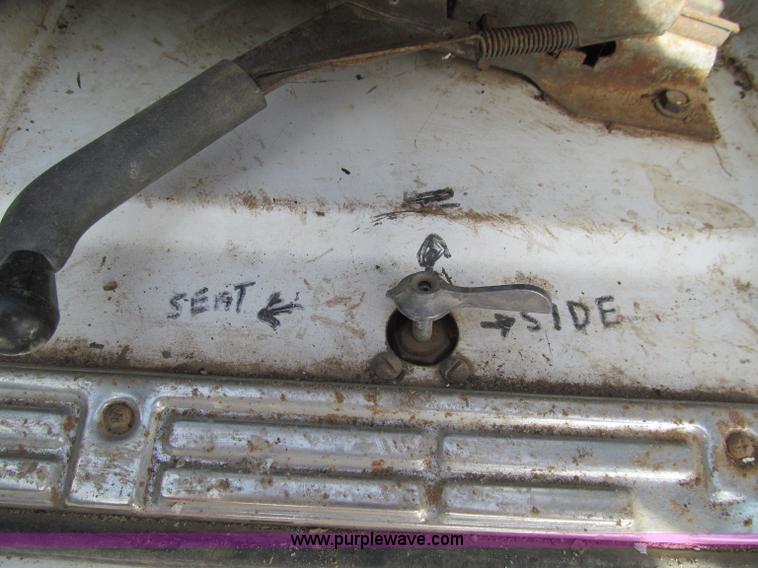 image for item D7147 1977 GMC 6500 grain truck