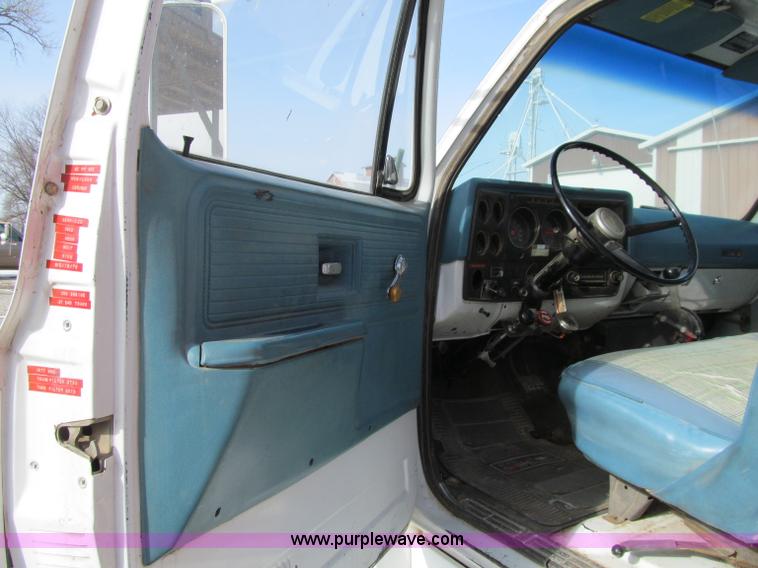 image for item D7147 1977 GMC 6500 grain truck